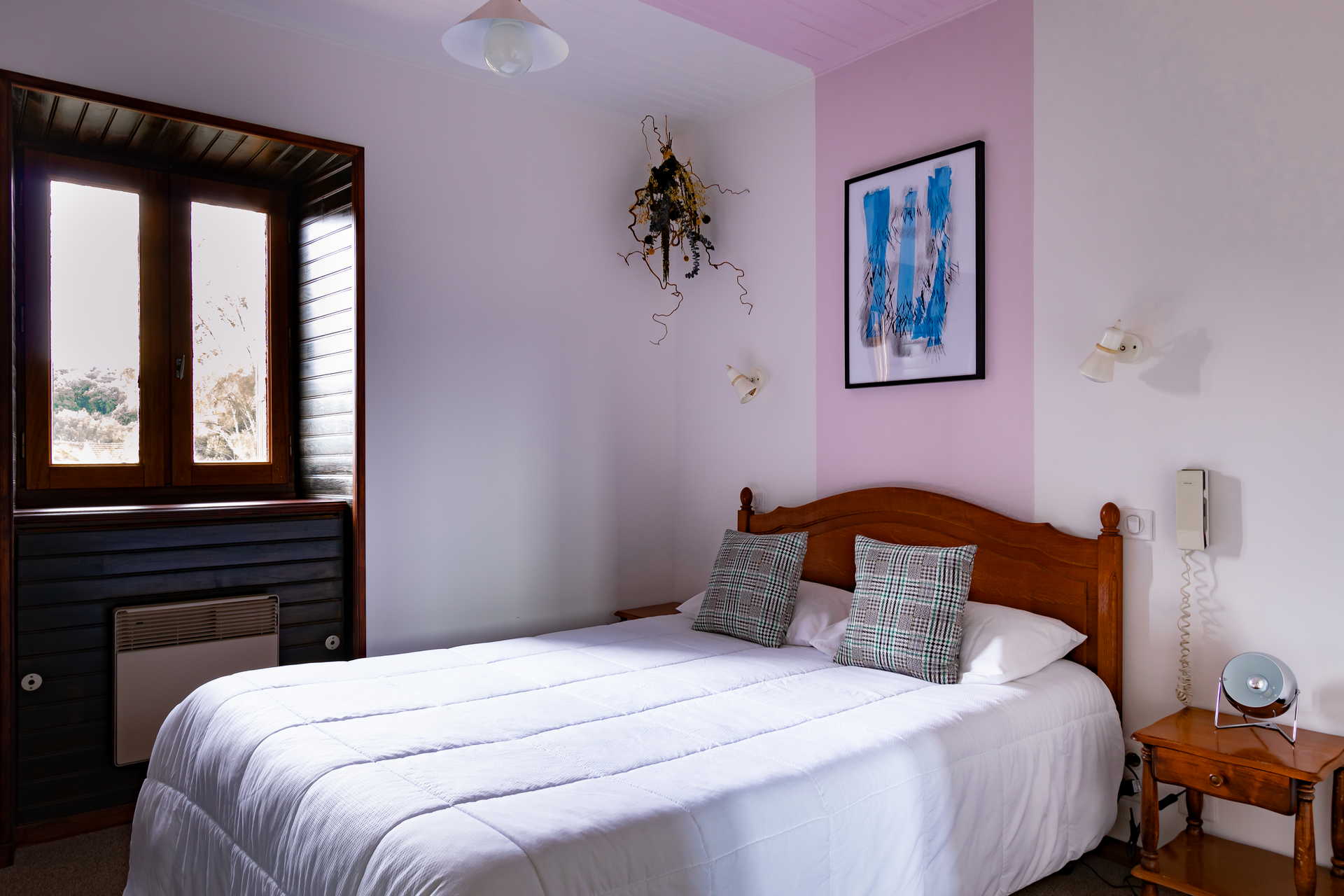 Vue de la chambre avec un lit double et une fenêtre - Séjour Dordogne - Hôtel Le Cantou 354